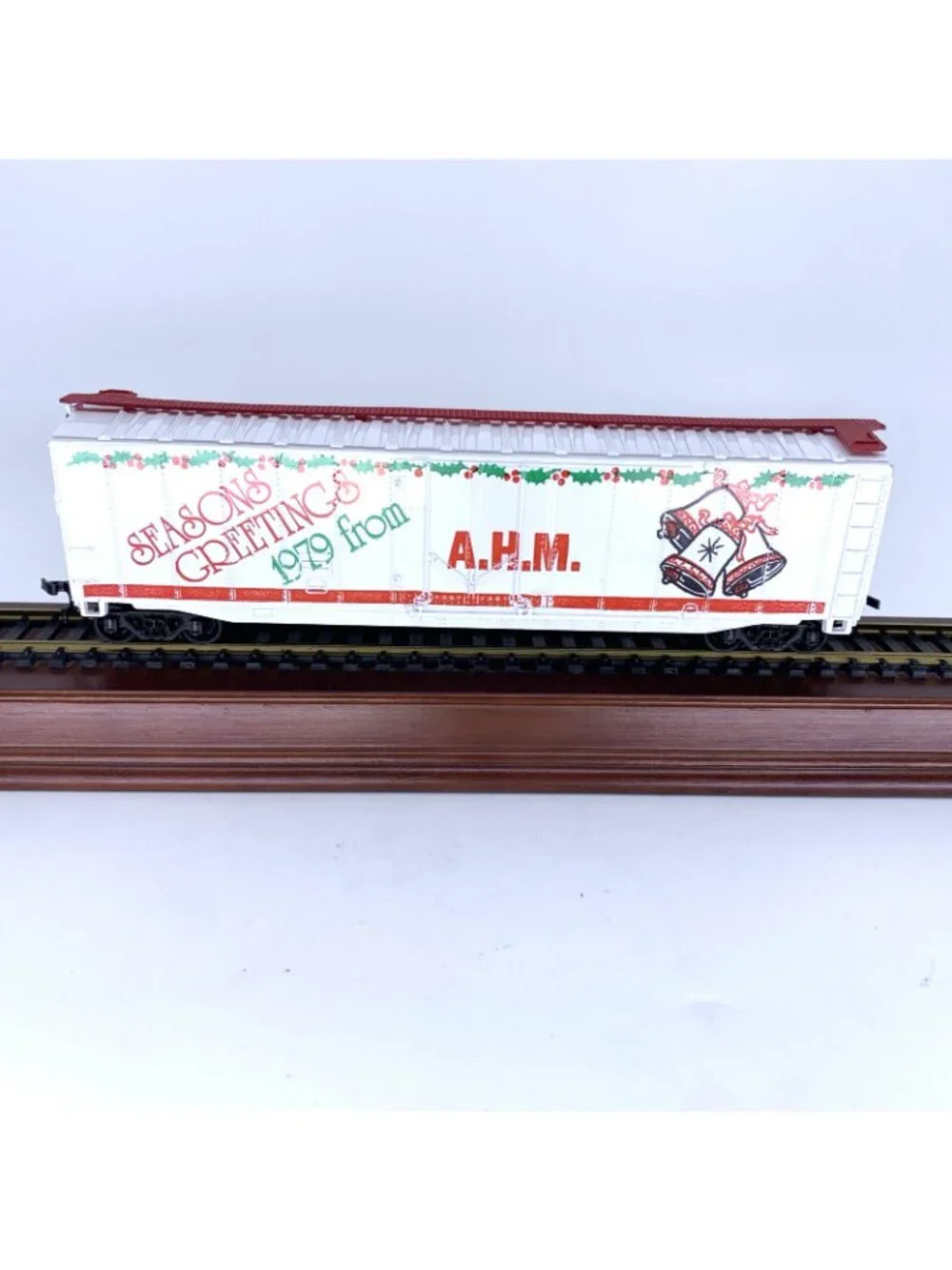 AHM 5582-10 HO Scale Christmas 1979 Seasons Greetings 50' Plug Door Boxcar Vtg